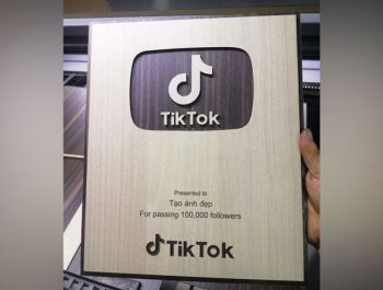 Chế ảnh nút gỗ Tiktok 100.000 followers theo tên của bạn