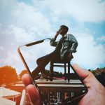 Chia sẻ stock bàn tay cầm điện thoại để ghép ảnh